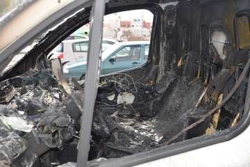 Imágenes de algunos de los vehículos afectados por los incendios en el parquin de Arnao y solar de Punto Fielato/TA.